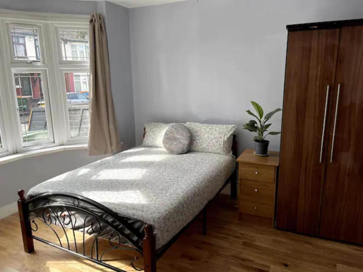 Modern 5 Bedroom Family House - 18 Mins To Station Londra Exterior foto