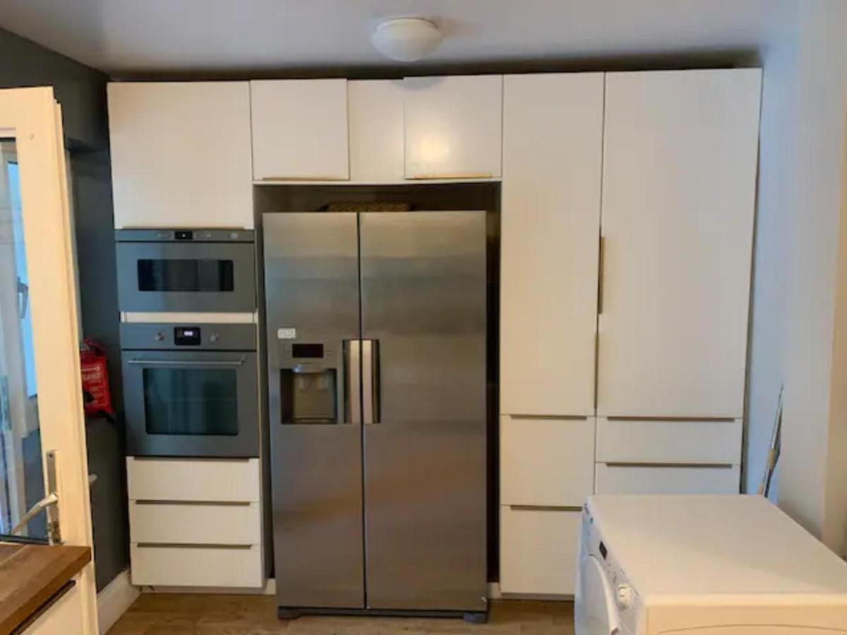 Modern 5 Bedroom Family House - 18 Mins To Station Londra Exterior foto