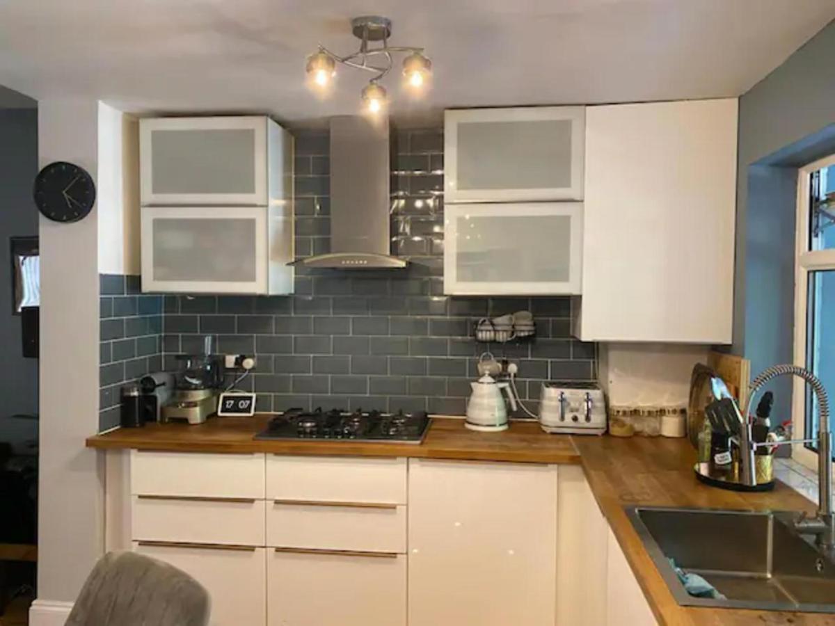 Modern 5 Bedroom Family House - 18 Mins To Station Londra Exterior foto