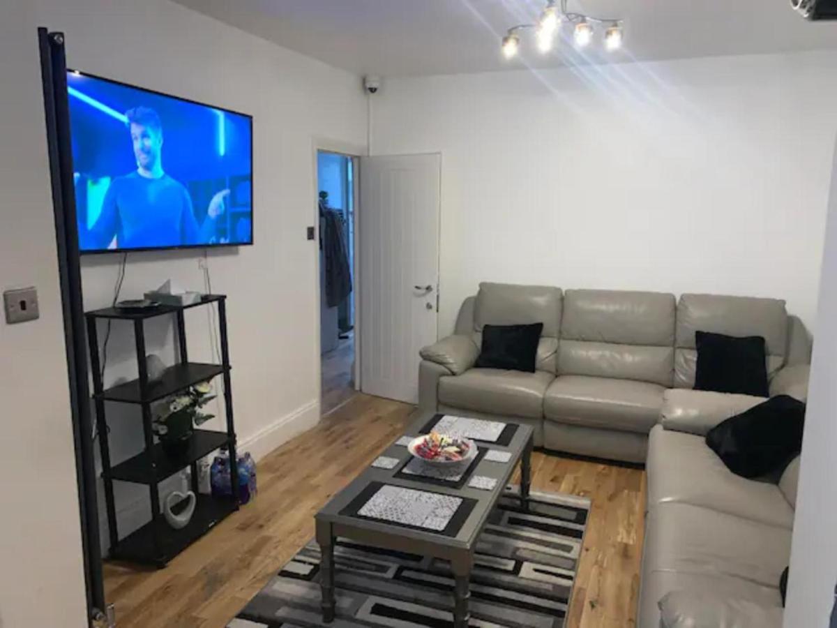 Modern 5 Bedroom Family House - 18 Mins To Station Londra Exterior foto