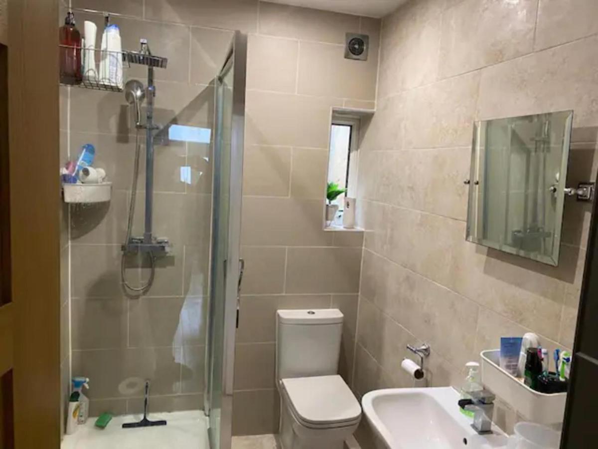 Modern 5 Bedroom Family House - 18 Mins To Station Londra Exterior foto